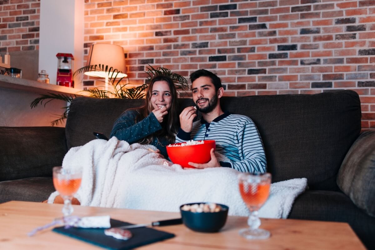 Celebre o Dia dos namorados ao lado do seu amor e curtindo um filme romântico  (Imagem: blissblue_11 | Shutterstock)