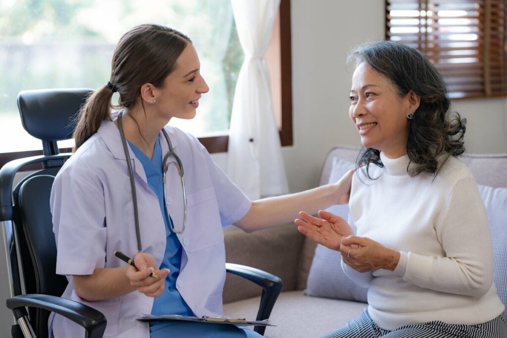 Ao planejar viagens longas, não esqueça de manter o acompanhamento médico para desfrutar de uma experiência segura (Imagem: Premreuthai | Shutterstock)