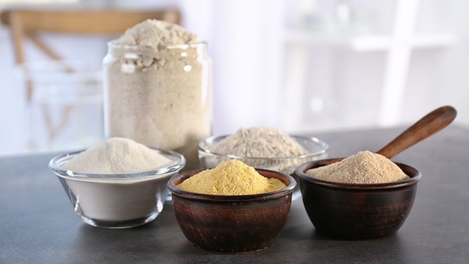 Farinhas são essenciais na culinária diária e oferecem diversos nutrientes (Imagem: Africa Studio | Shutterstock)