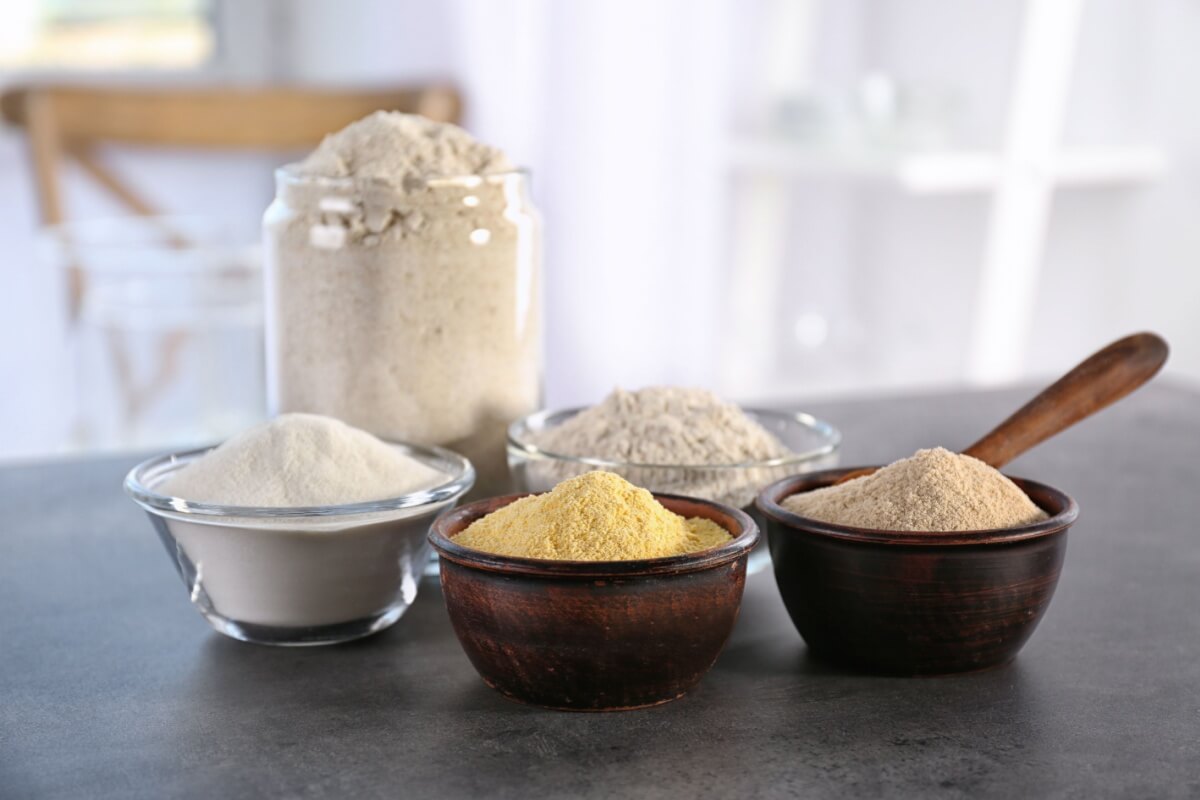 Farinhas são essenciais na culinária diária e oferecem diversos nutrientes (Imagem: Africa Studio | Shutterstock)