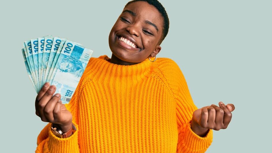 Para fazer bom uso dos rendimentos também a longo prazo, é importante se educar financeiramente e buscar economizar (Imagem: Krakenimages.com | Shutterstock)