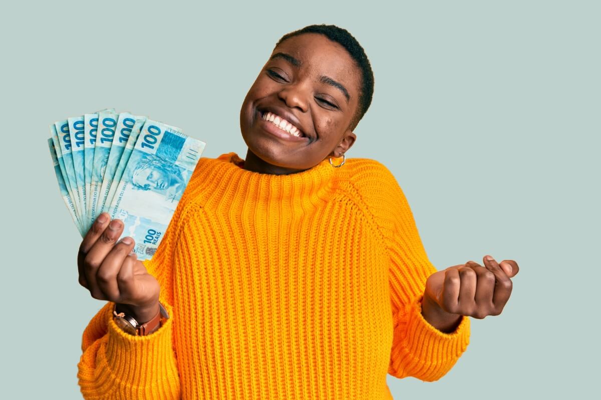 Para fazer bom uso dos rendimentos também a longo prazo, é importante se educar financeiramente e buscar economizar (Imagem: Krakenimages.com | Shutterstock)