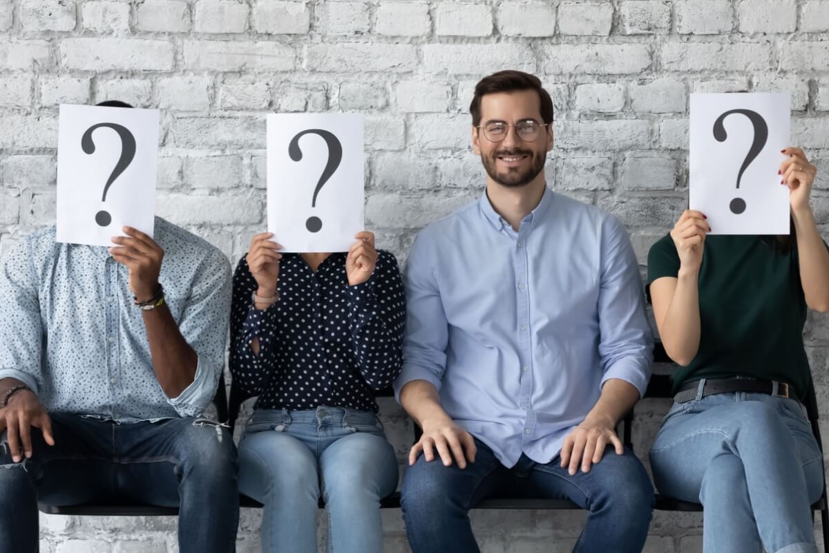 Alguns cuidados podem te ajudar a se destacar nas entrevistas em grupo (Imagem: fizkes | Shutterstock)