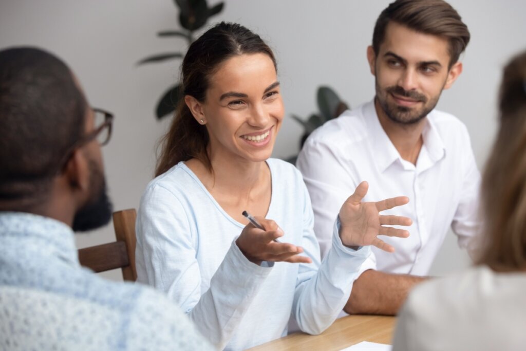 Comunique-se de forma coerente nas entrevistas em grupo (Imagem: fizkes | Shutterstock)