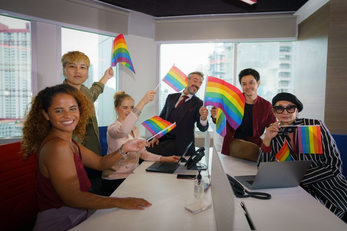 O Dia do Orgulho LGBTQIAPN+ destaca a importância da pluralidade na sociedade e no trabalho (Imagem: Mongkolchon Akesin | Shutterstock)