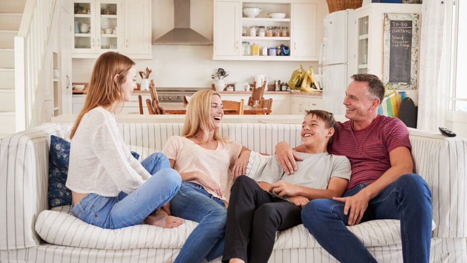É importante que os pais apoiem os filhos no namoro na adolescência (Imagem: Monkey Business Images | Shutterstock)