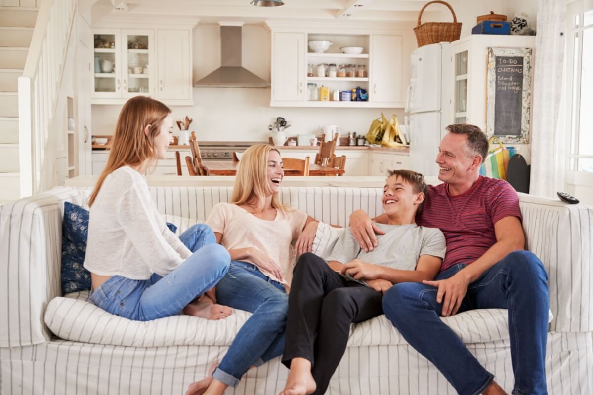É importante que os pais apoiem os filhos no namoro na adolescência (Imagem: Monkey Business Images | Shutterstock)