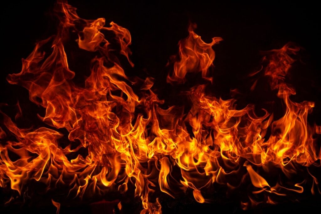 O fogo é amplamente utilizado devido à sua habilidade de alterar a matéria (Imagem: Volodymyr TVERDOKHLIB | Shutterstock)
