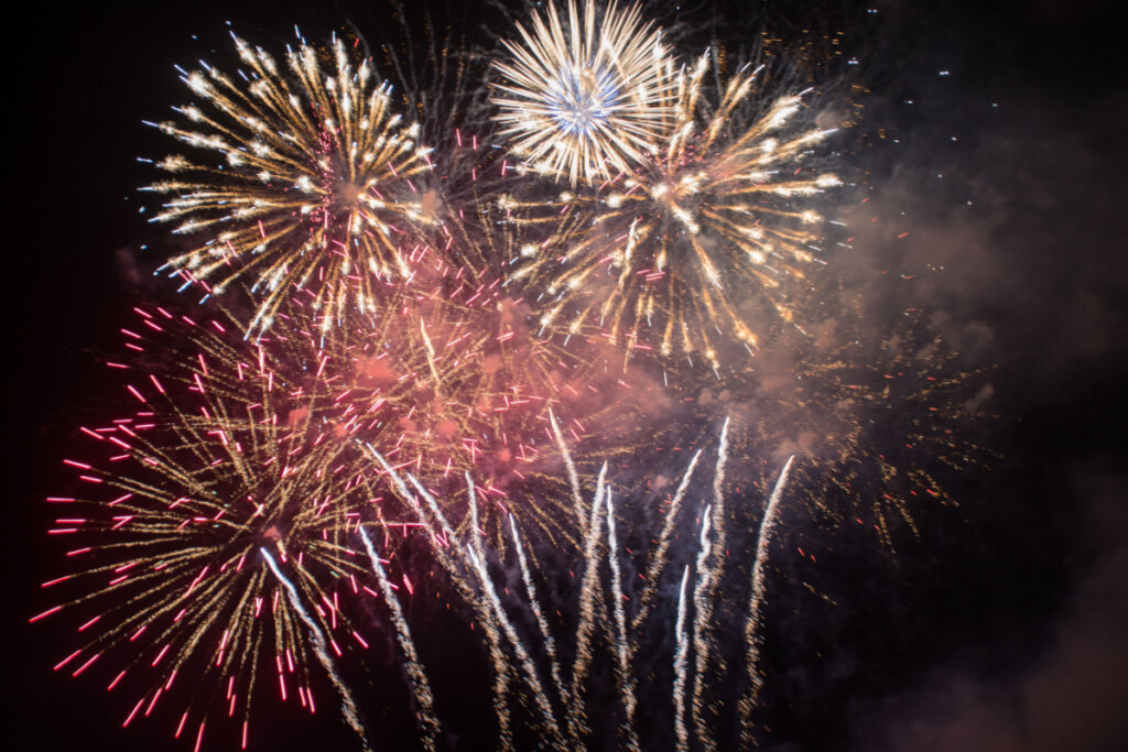 Fogos de artifício também podem causar queimaduras (Imagem: Photoromeo | Shutterstock)