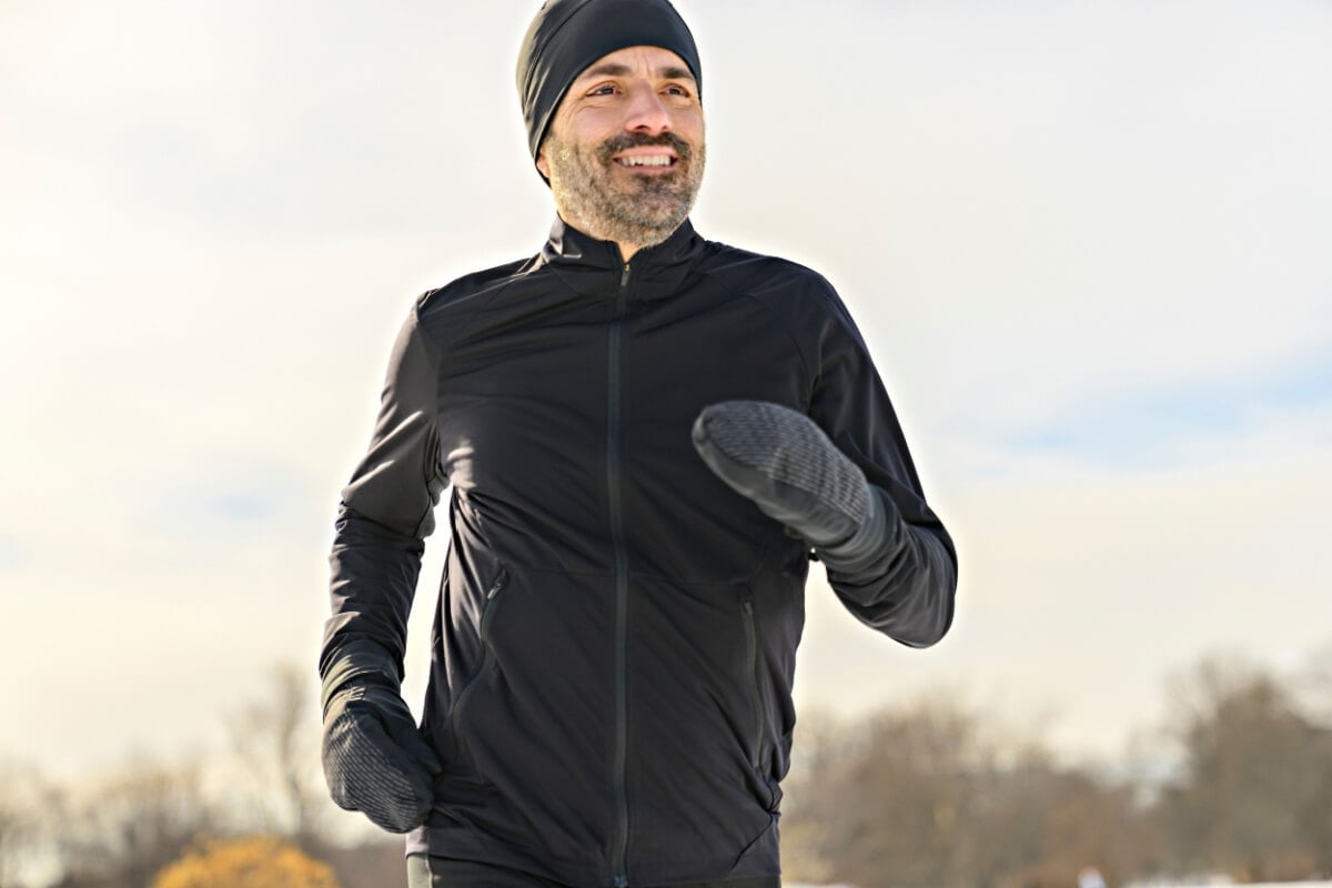 É importante manter a rotina de exercícios mesmo com as baixas temperaturas (Imagem: Lopolo | Shutterstock)