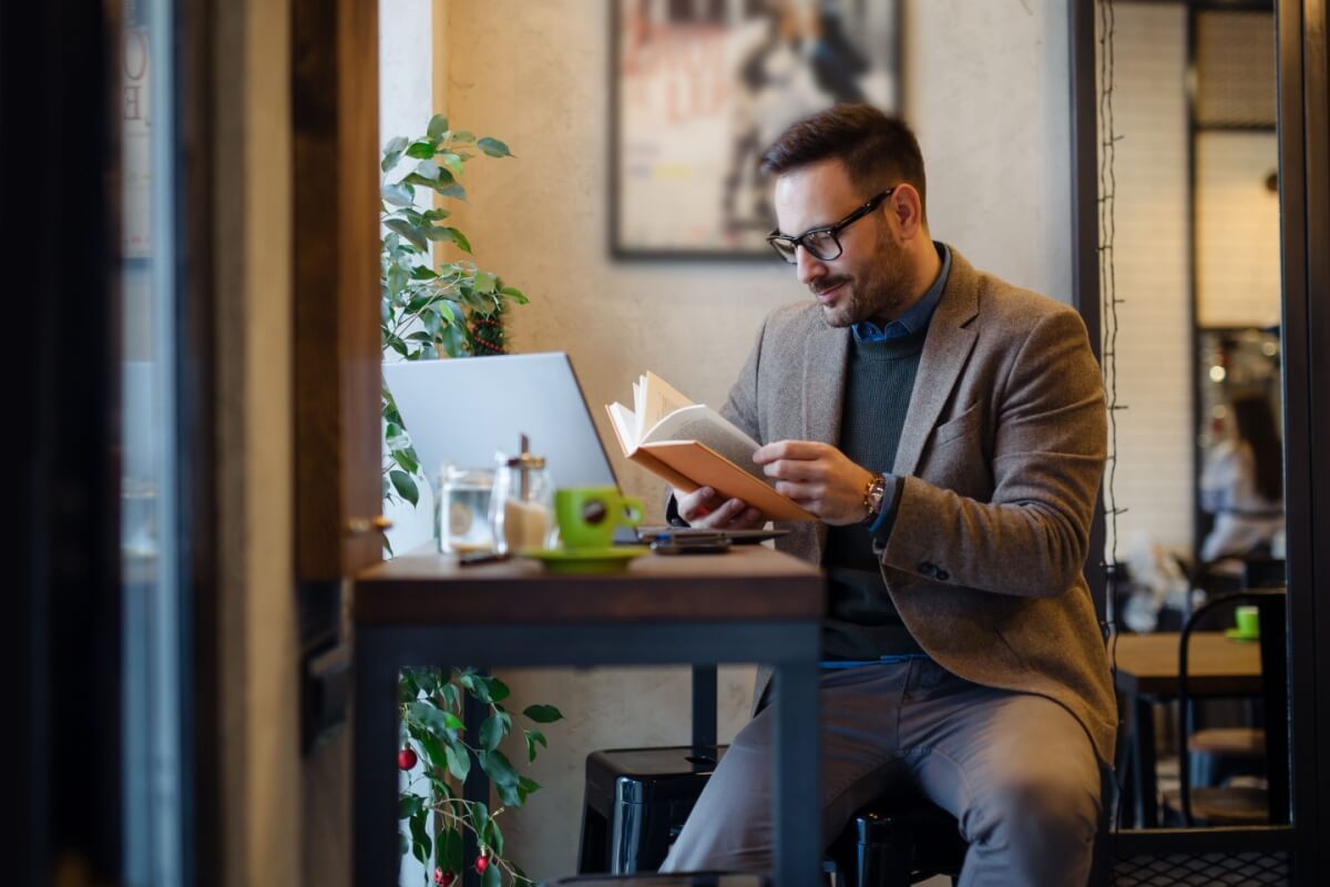 Os livros podem trazer ideias de como melhorar a jornada do cliente nas empresas (Imagem: ZoranOrcik | Shutterstock)