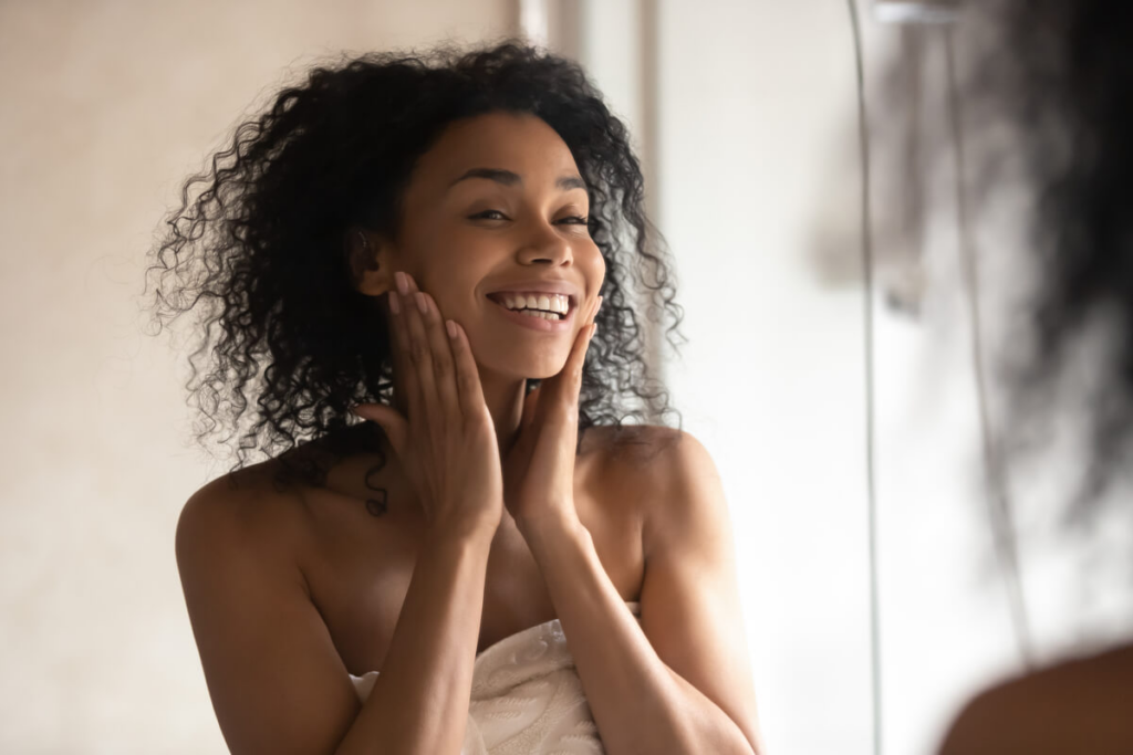 Yoga facial ajuda a tonificar o pescoço (Imagem: fizkes | Shutterstock)