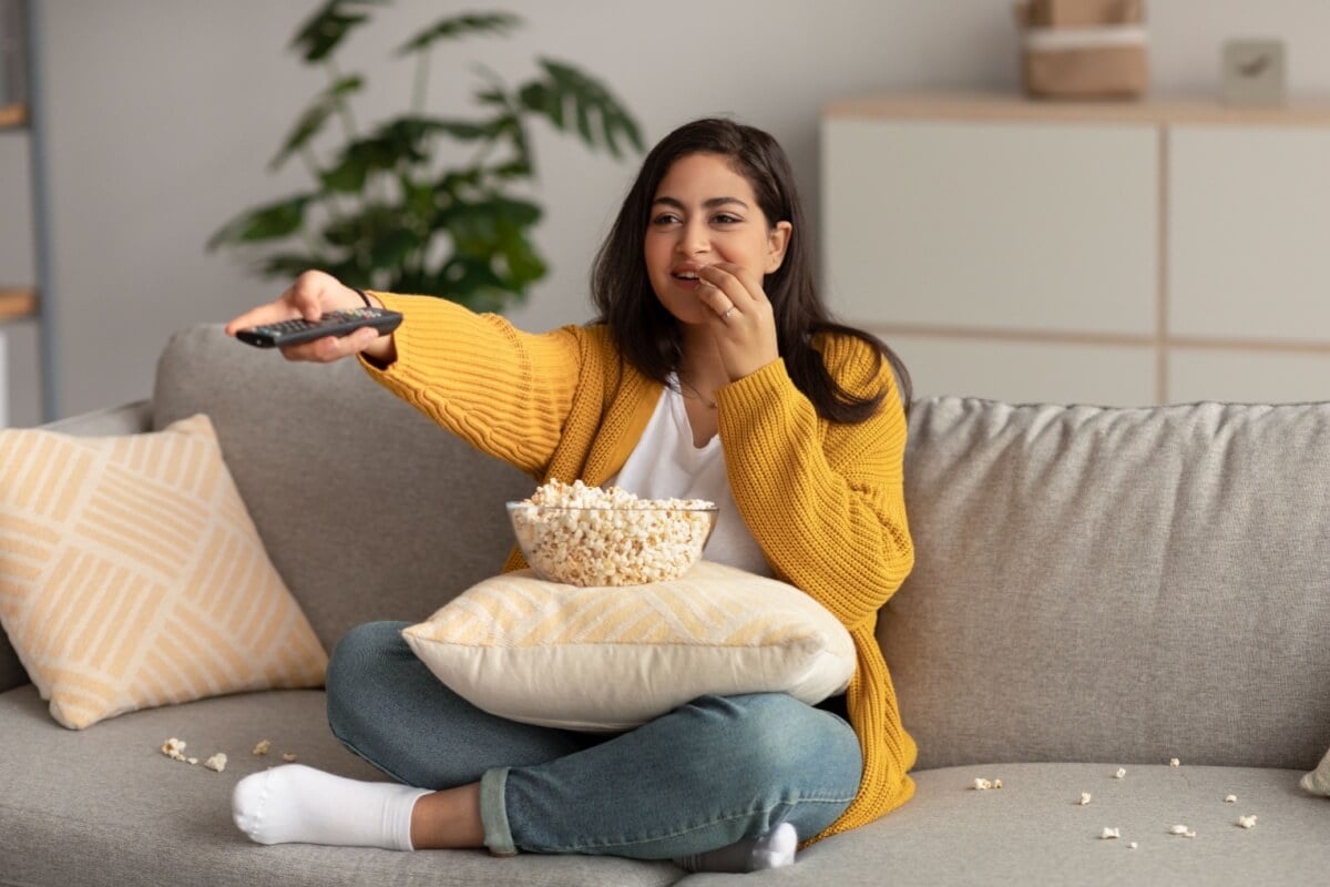 As férias podem ser aproveitadas para assistir a filmes educativos (Imagem: Prostock-studio | Shutterstock)