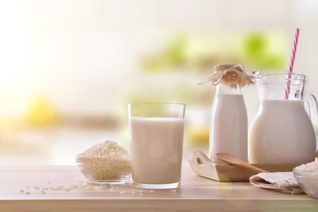 Leites vegetais são indicados para intolerantes à lactose e veganos (Imagem: Davizro Photography | Shutterstock)