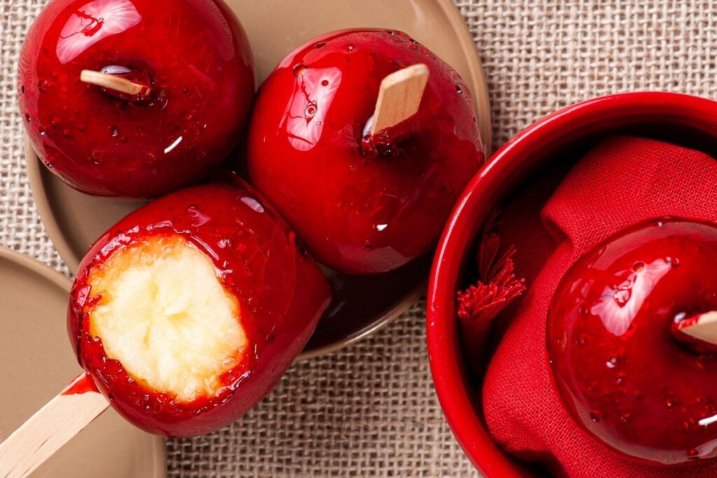 É preciso trabalhar rapidamente com as maçãs, pois as caldas endurecem rapidamente (Imagem: flanovais | Shutterstock)