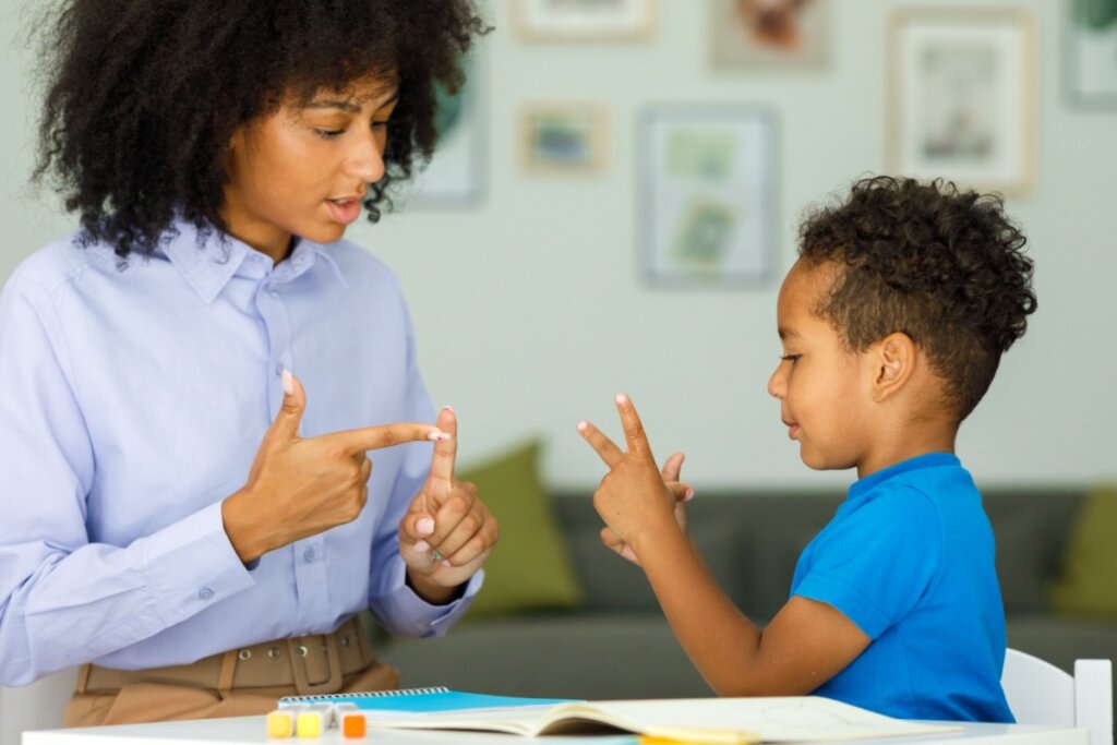 Os pais podem incentivar o desenvolvimento da linguagem e da fala realizando atividades com as crianças (Imagem: fast-stock | Shutterstock)