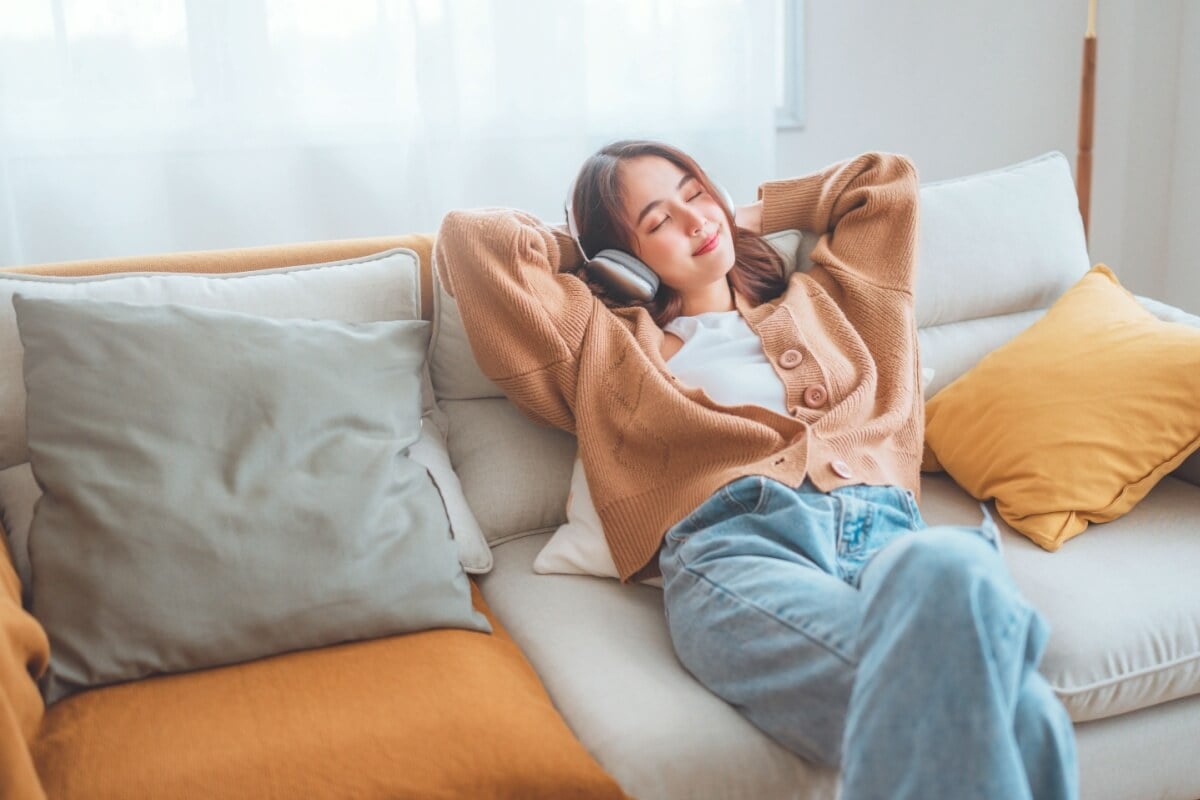 Durante as férias, estudantes que se preparam para vestibulares precisam equilibrar relaxamento com revisões e estudos (Imagem: oatawa | Shutterstock)
