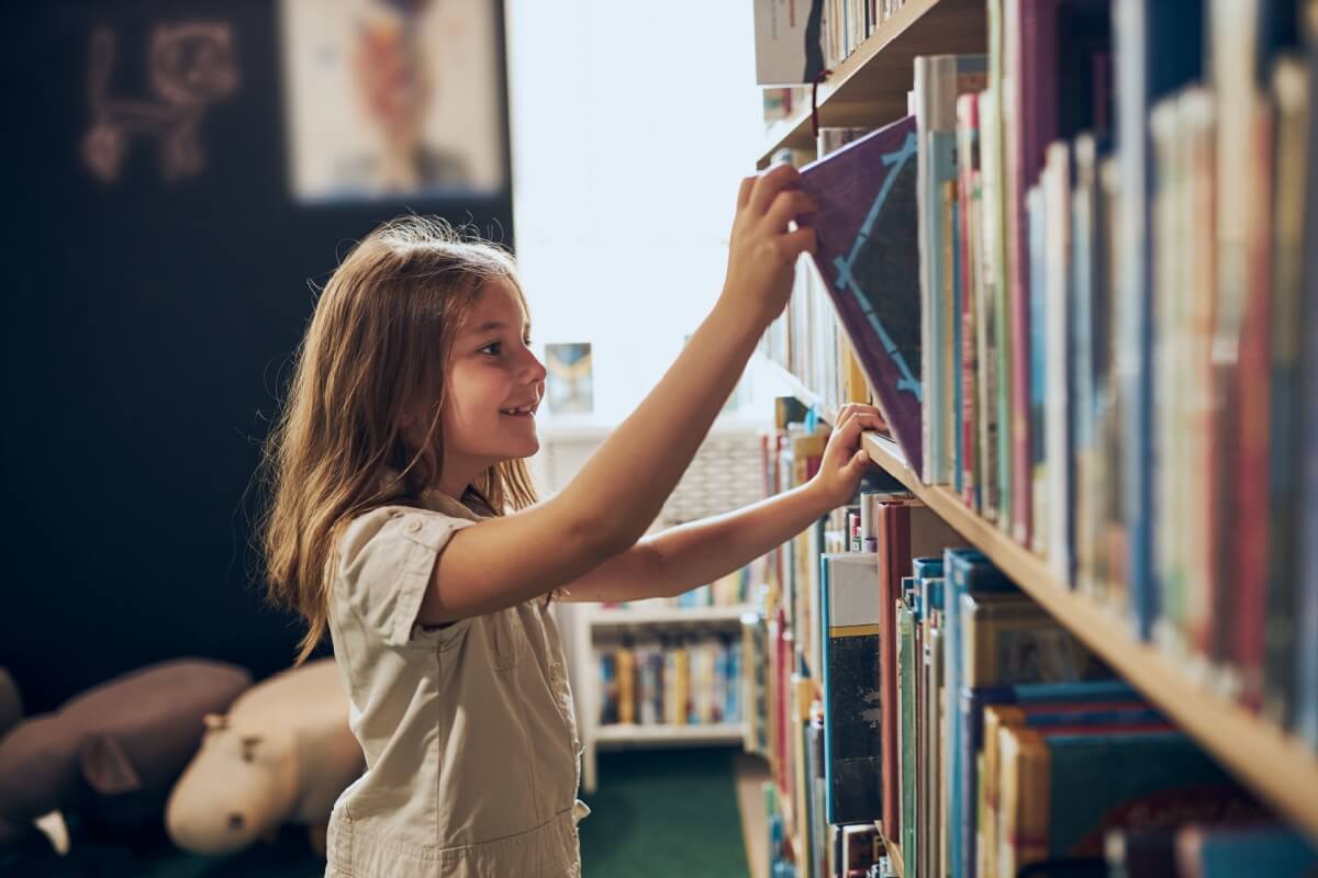 Os livros ajudam a dialogar sobre temas delicados com as crianças (Imagem: Przemek Klos | Shutterstock)