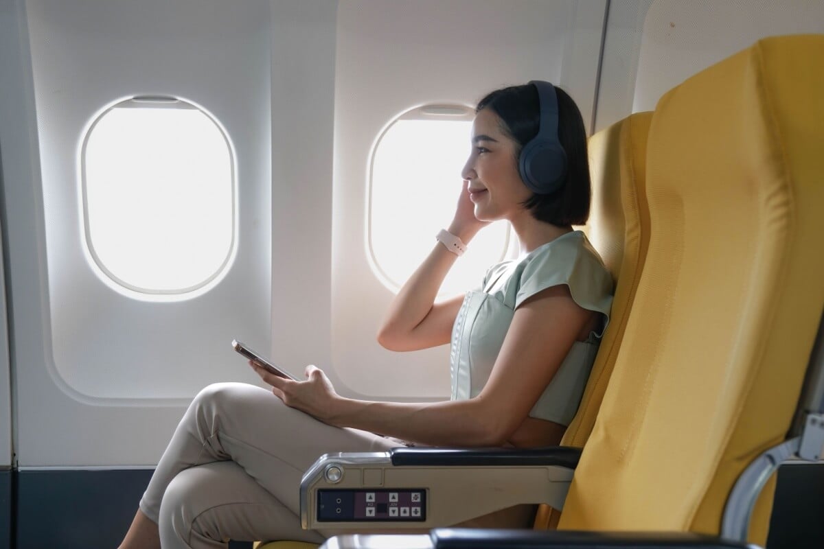 Indivíduos com problemas vasculares devem tomar precauções extras em viagens longas de carro ou avião (Imagem: wichayada suwanachun | Shutterstock)