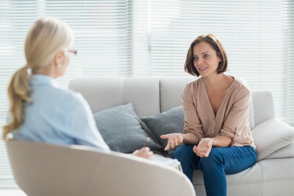 A terapia pode te ajudar a resolver problemas que você não consegue lidar sozinho (Imagem: Wavebreakmedia | Shutterstock)