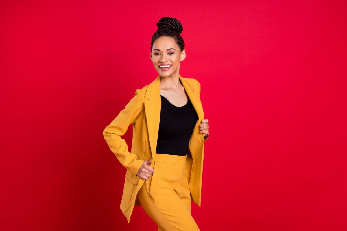 O blazer é um item que pode ser usado em vários tipos de ambientes (Imagem: Roman Samborskyi | Shutterstock)