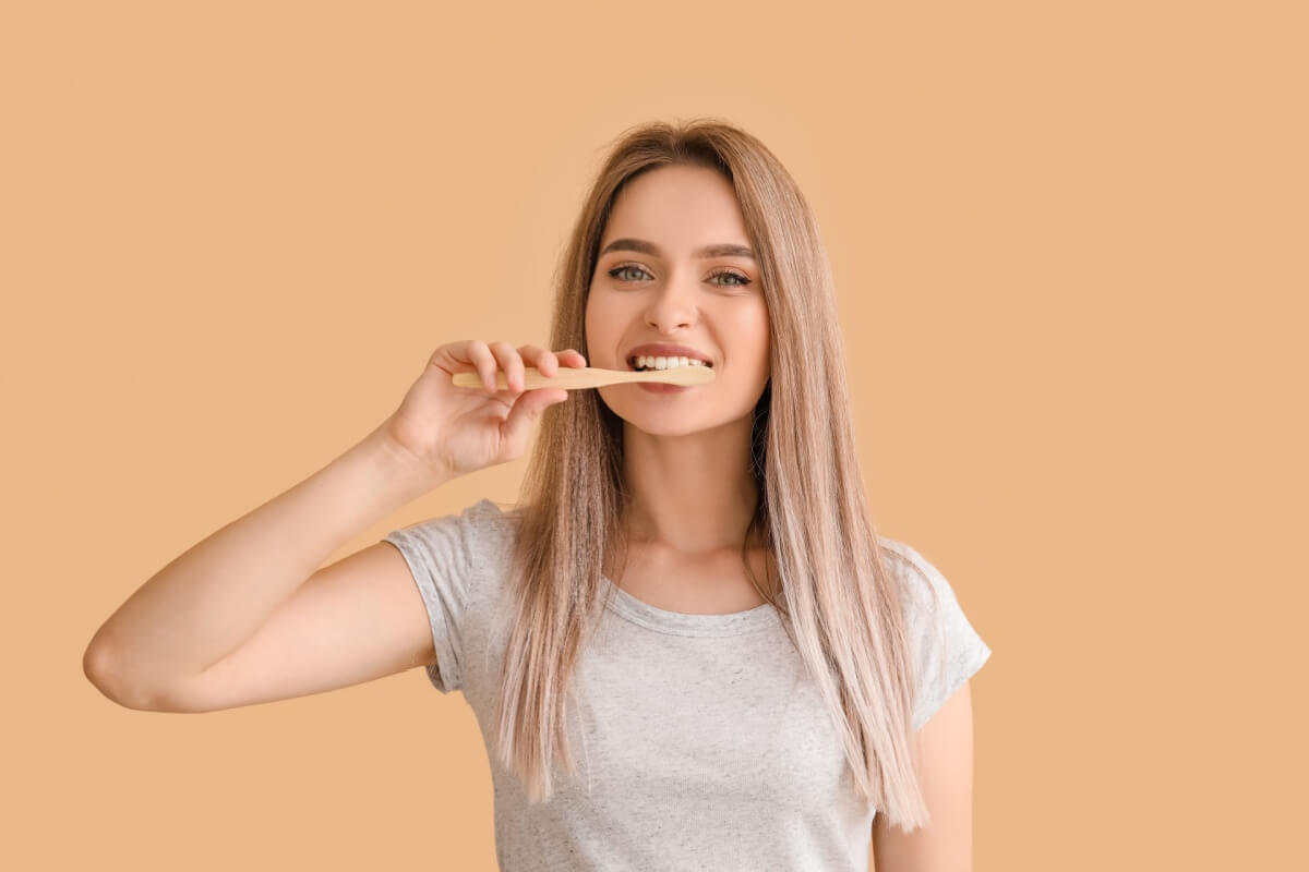 Alguns hábitos ajudam a manter os dentes saudáveis (Imagem: Pixel-Shot | Shutterstock)