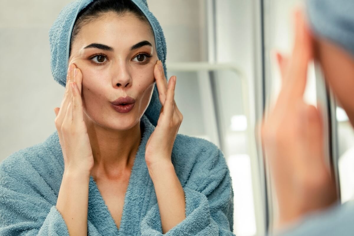 O yoga facial tonifica os músculos do rosto e melhora a sensibilidade, promovendo rejuvenescimento e bem-estar emocional (Imagem: sebra | Shutterstock)