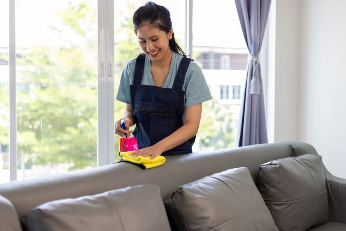 Manter o sofá limpo ajuda a prevenir doenças respiratórias (Imagem: Wasan Tita |  Shutterstock)