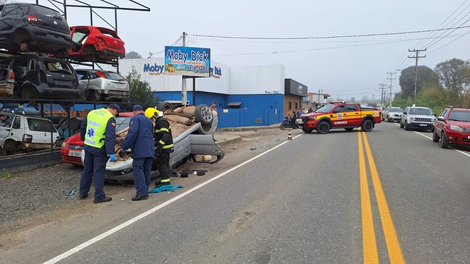 Mulher morre após carro capotar e bater em automóvel parado em SC