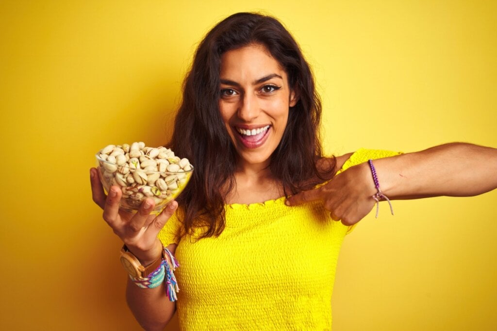 O consumo de pistache pode ajudar a proteger a saúde dos olhos (Imagem: Krakenimages.com | Shutterstock)