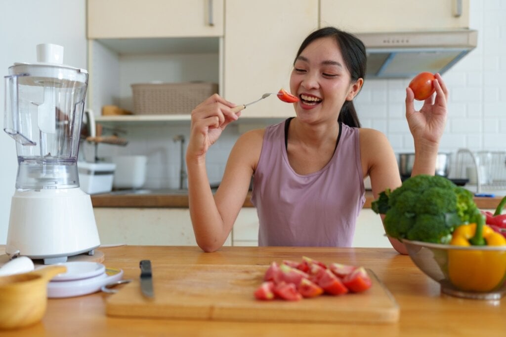 O tomate possui licopeno que &eacute; uma subst&acirc;ncia que ajuda a proteger a pele dos danos causados pelo sol (Imagem: CrizzyStudio Shutterstock)