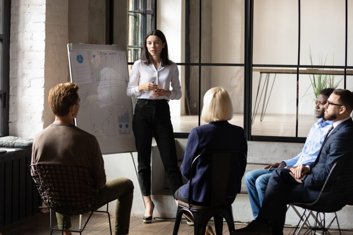 A linguagem corporal impacta o poder de influenciar as pessoas (Imagem: fizkes | Shutterstock)