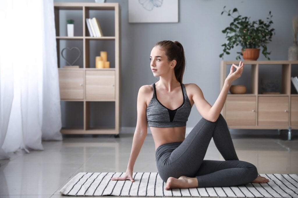 A pr&aacute;tica do yoga ajuda a melhorar a flexibilidade (Imagem: LightField Studios | Shutterstock)