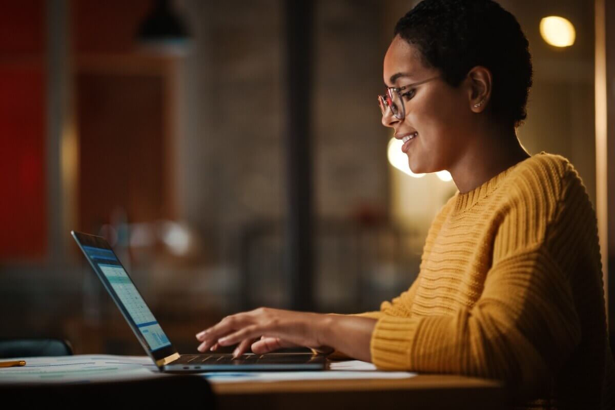 O Dia Internacional das Micros, Pequenas e Médias Empresas, instituído pela ONU, celebra a importância econômica e social desses negócios (Imagem: Gorodenkoff | Shutterstock)