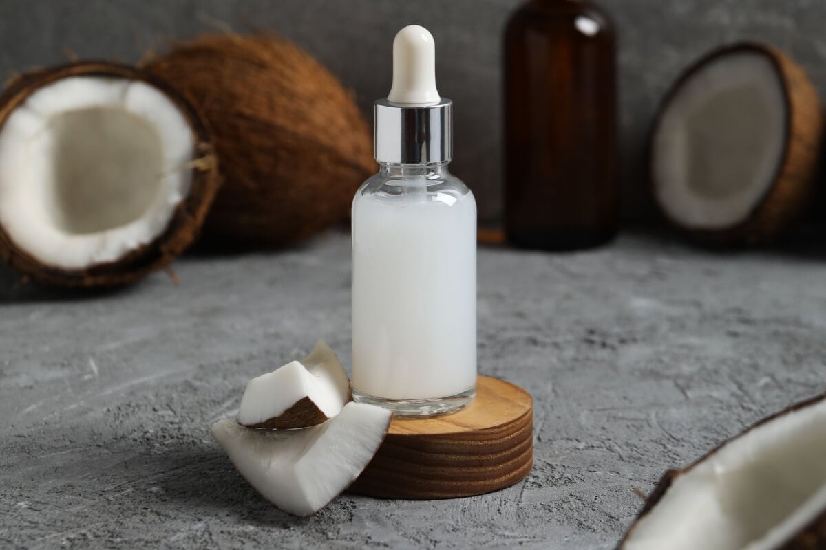 O óleo de coco pode ser utilizado nos cuidados com a pele e com o cabelo (Imagem: AtlasStudio | Shutterstock)