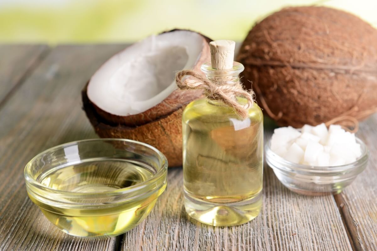 O óleo de coco é um poderoso aliado na hidratação do cabelo e da pele (Imagem: Africa Studio | Shutterstock)