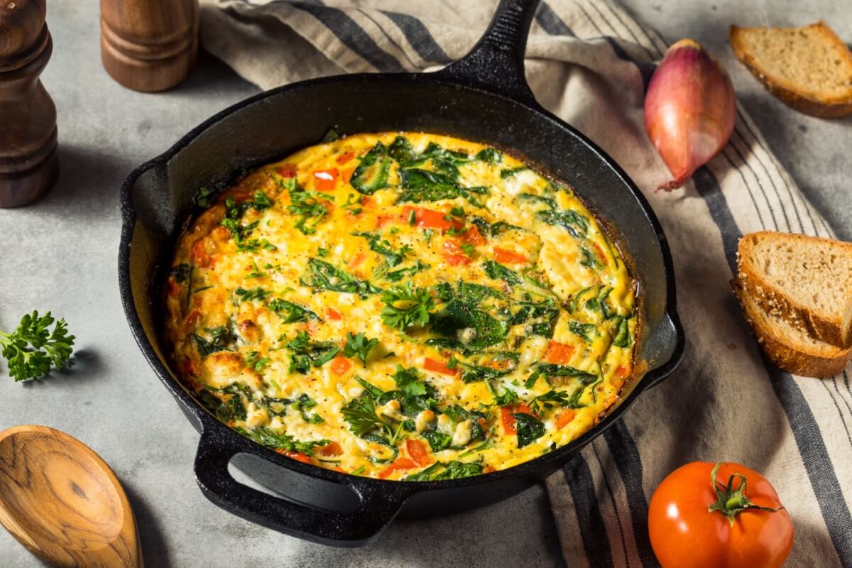 Omelete de espinafre e tomate (Imagem: Brent Hofacker | Shutterstock)