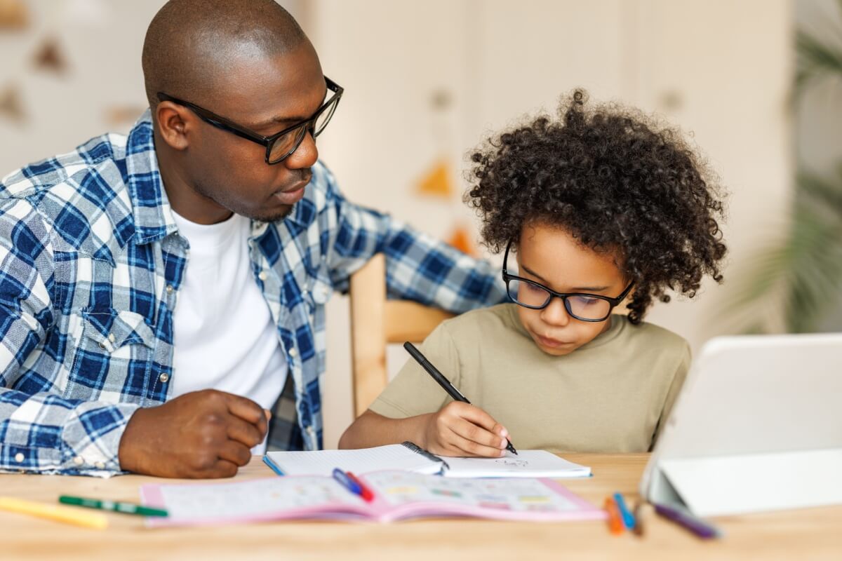 É possível melhorar a relação da família com a escola (Imagem: Evgeny Atamanenko | Shutterstock)
