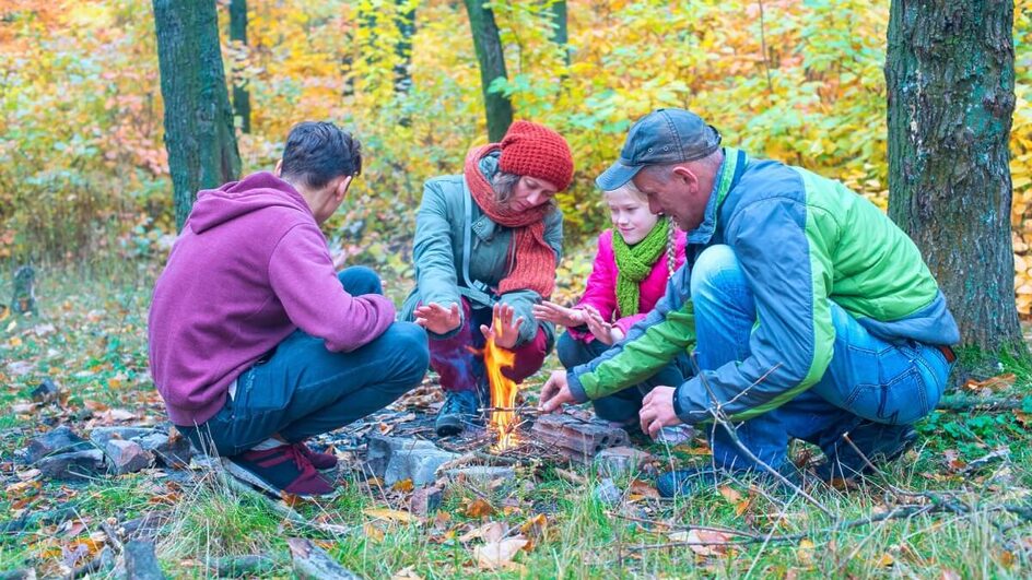 É preciso estar atento perto de fogueiras para evitar acidentes (Imagem: Sanchik | Shutterstock)