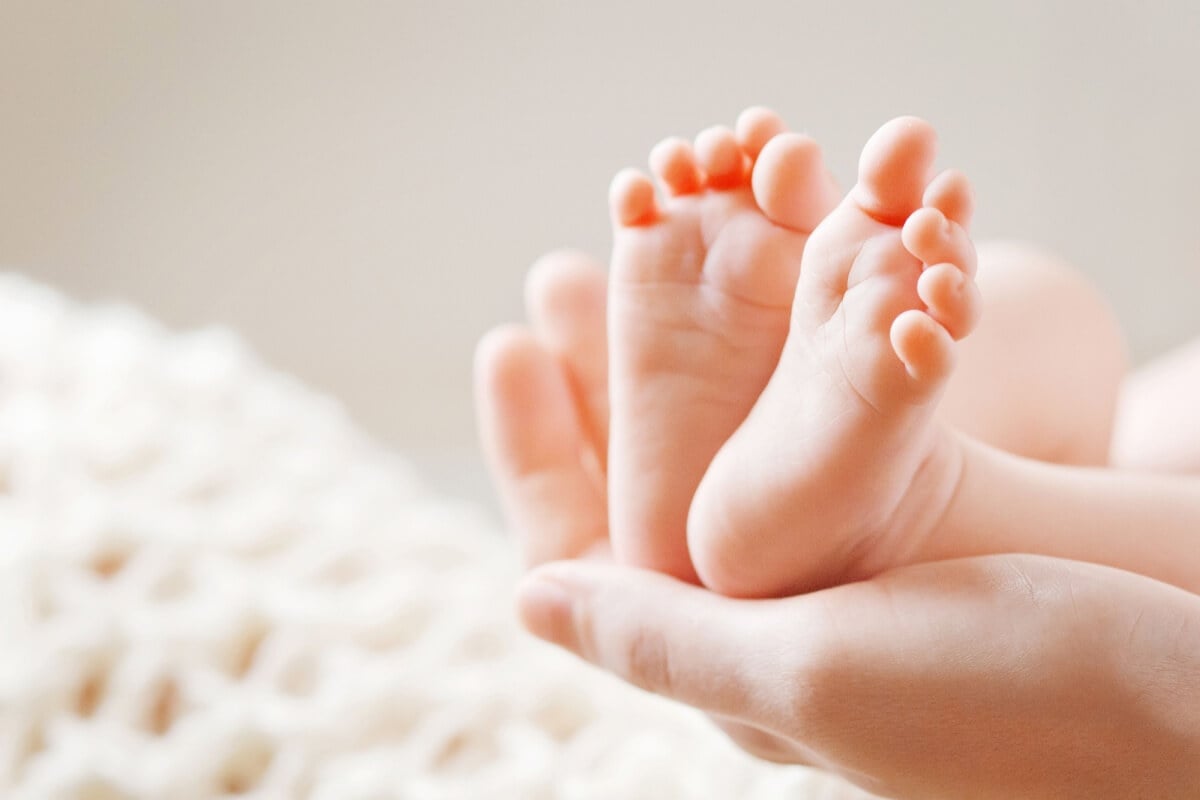 O teste do pezinho é fundamental para detectar doenças metabólicas, genéticas e infecciosas (Imagem: Liudmila Fadzeyeva | Shutterstock)