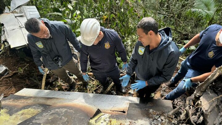 Polícia manda equipe de especialistas para investigar local da queda de avião em SC