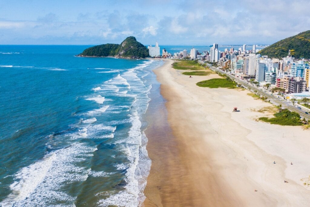 Matinhos tem praias que encantam os surfistas devido &agrave;s ondas prop&iacute;cias ao esporte (Imagem: Viagens e Caminhos | Shutterstock)