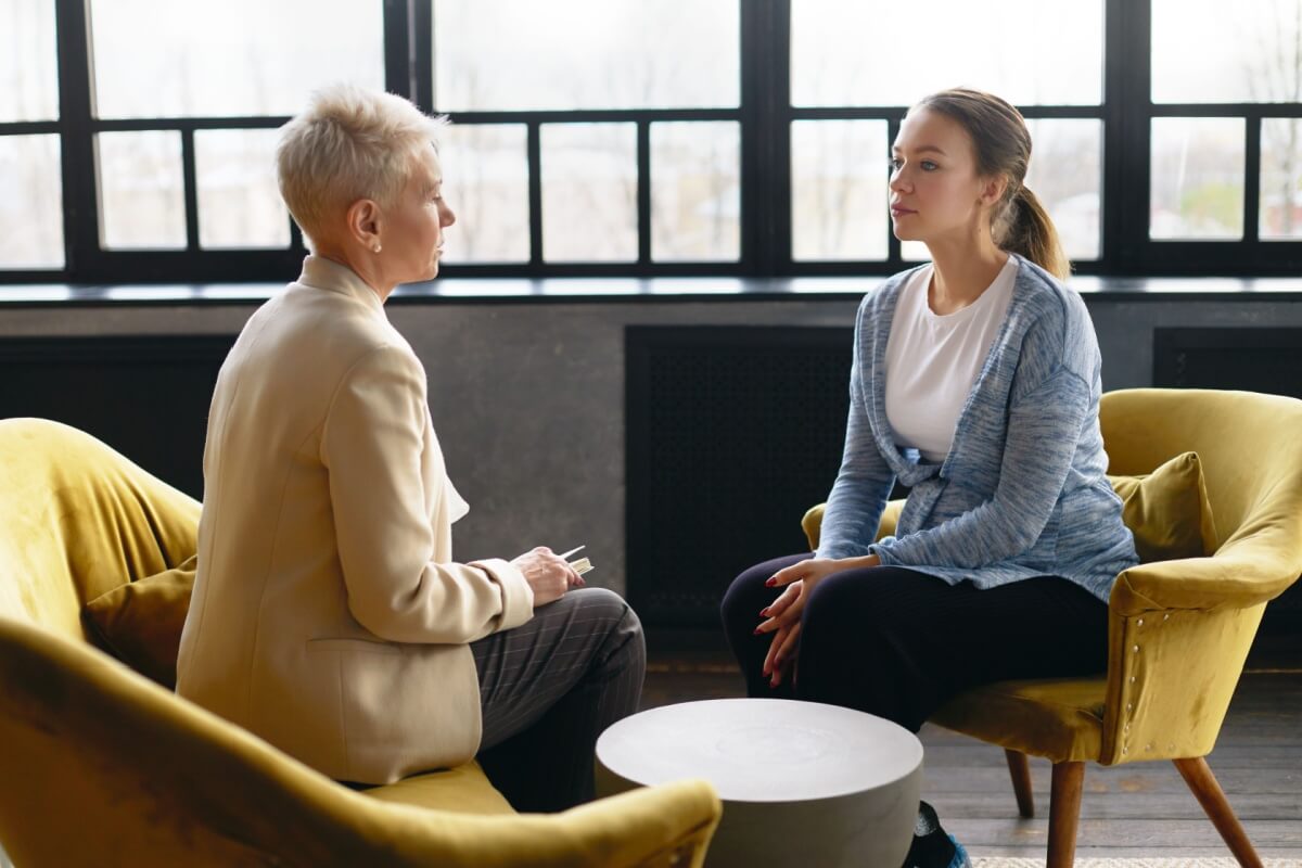 Fazer terapia ajuda no bem-estar mental e emocional (Imagem: shurkin_son | Shutterstock)