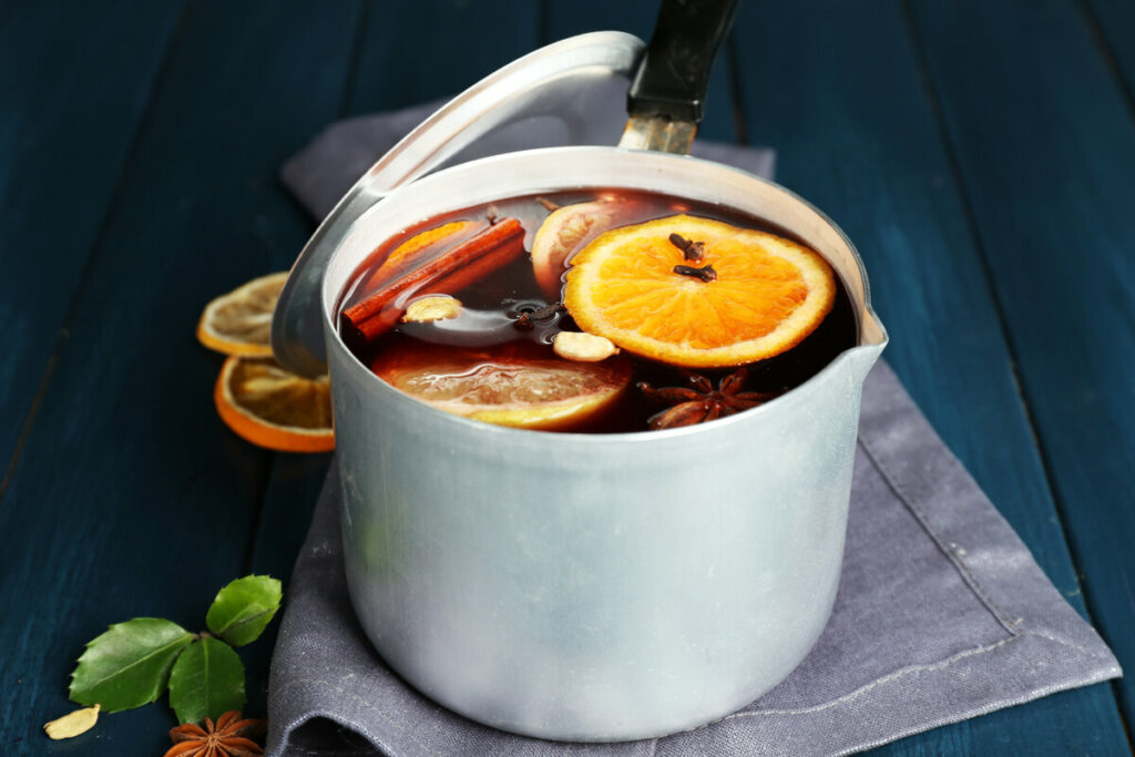 Quent&atilde;o de vinho com laranja (Imagem: Africa Studio | Shutterstock)