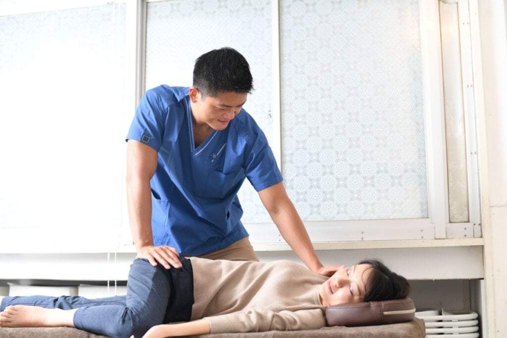 A quiropraxia pode ajudar na prevenção de problemas articulares (Imagem: koumaru | Shutterstock)