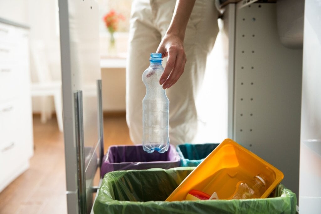 Separe corretamente os materiais para reciclagem (Imagem: Aleksandra Suzi | Shutterstock)