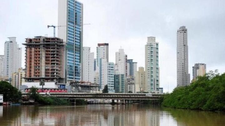 Ocupação da foz do Rio Camboriú, em Balneário Camboriú