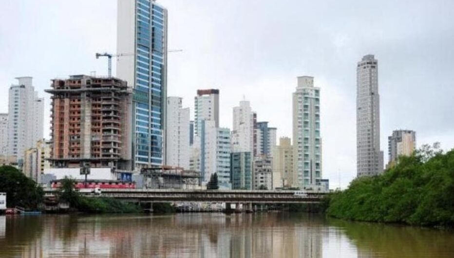Ocupação da foz do Rio Camboriú, em Balneário Camboriú