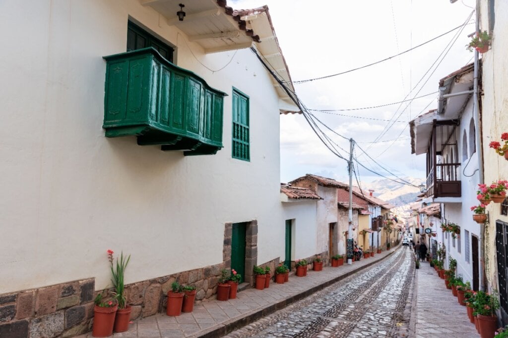 Ruas de paralelep&iacute;pedos estreitos em Cusco encantam e levam a pra&ccedil;as pitorescas (Imagem: Milton Rodriguez | Shutterstock)