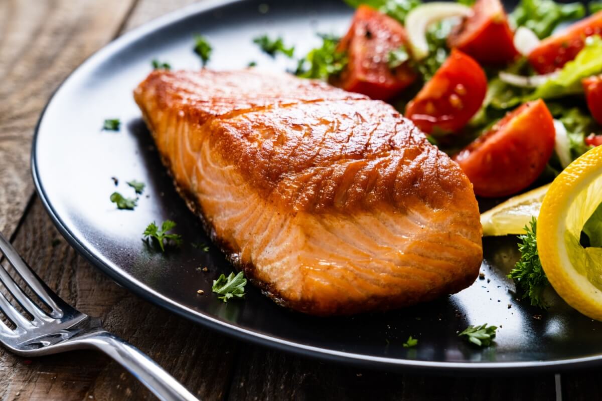 Salmão grelhado ao vinho branco (Imagem: Jacek Chabraszewski | Shutterstock)